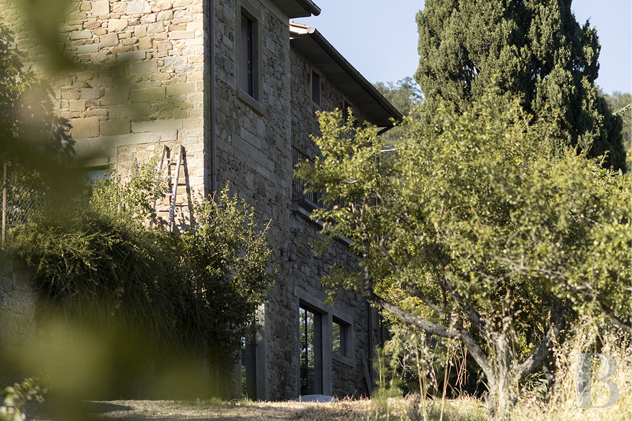 An old renovated farmhouse between Arezzo and Cortona in Tuscany  - photo  n°1